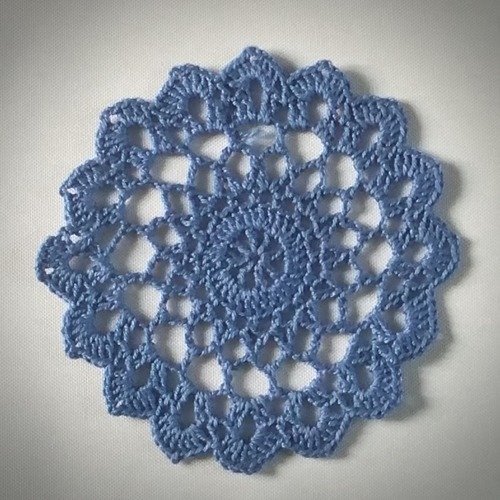 Napperon au crochet (modèle 9) 9,5 cm bleu cobalt