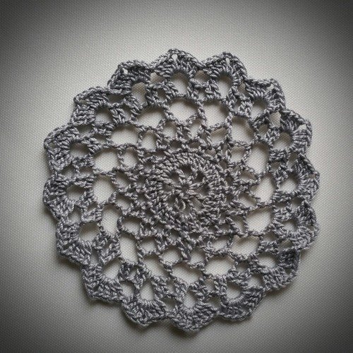 Napperon au crochet (modèle 9) 9,5 cm gris