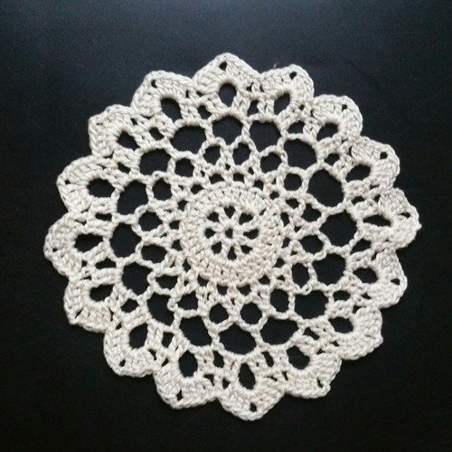 Napperon au crochet (modèle 9) 9,5 cm ivoire