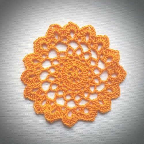 Napperon au crochet (modèle 9) 9,5 cm orange