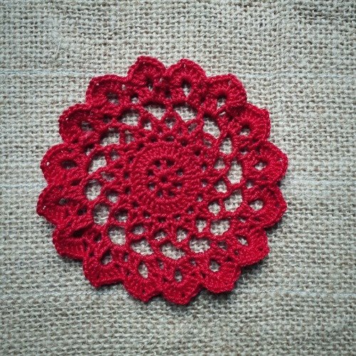 Napperon au crochet (modèle 9) 9,5 cm rouge