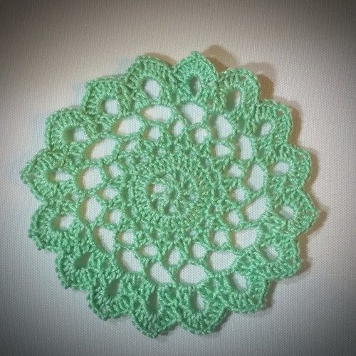Napperon au crochet (modèle 9) 9,5 cm vert tendre