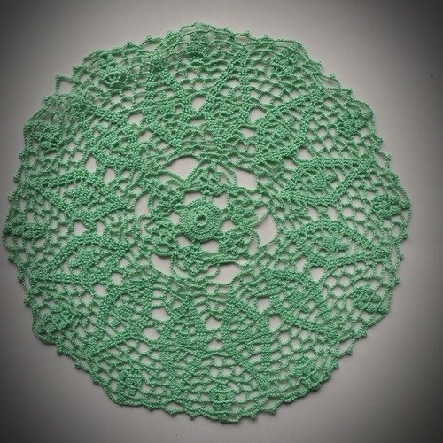 Napperon au crochet (modèle n° 12) 33 cm vert tendre