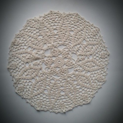 Napperon au crochet (modèle n° 12) 33 cm ivoire