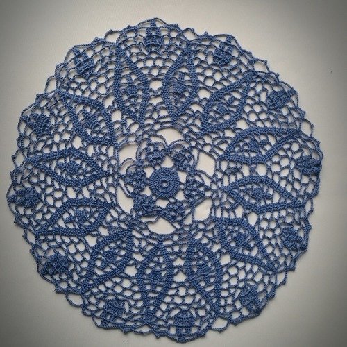 Napperon au crochet (modèle n° 12) 33 cm bleu cobalt
