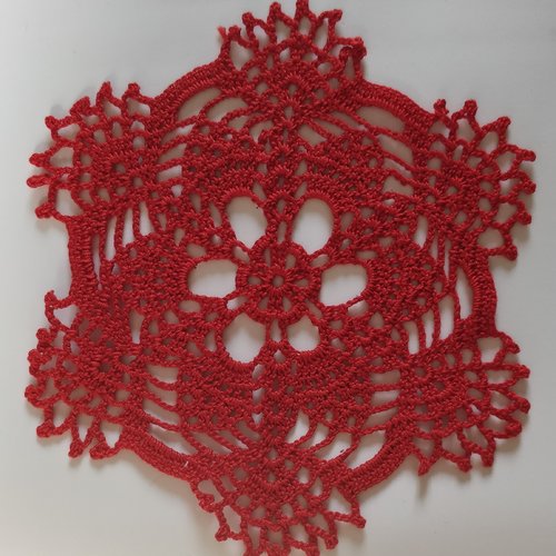 Napperon au crochet (modèle n°3) 18 cm rouge