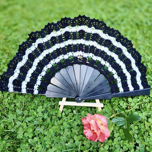 Éventail au crochet noir et blanc