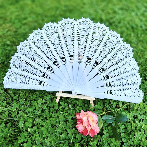 Éventail au crochet blanc