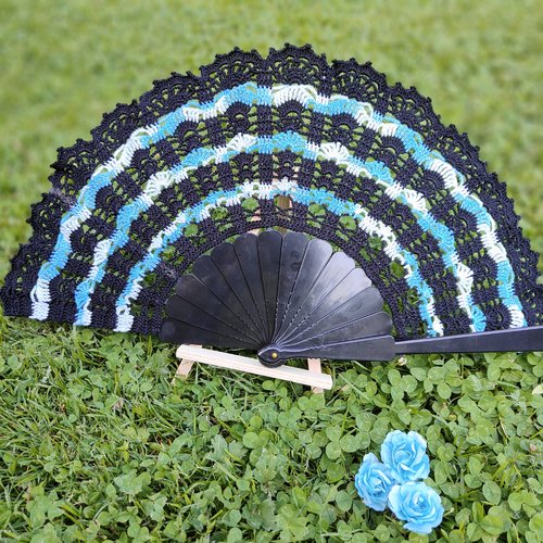 Éventail au crochet papillon (noir et dégradé bleu ciel)