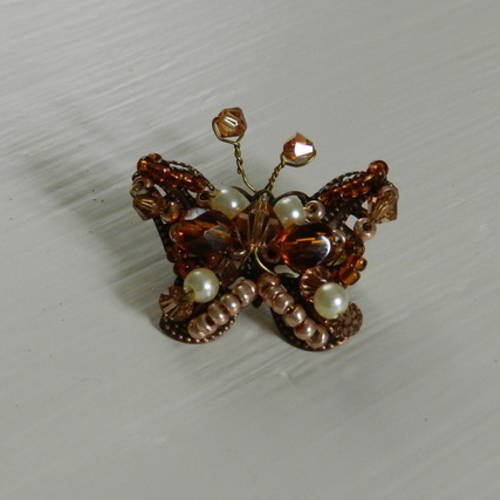 Broche papillon multi-perles support métal ambre 
