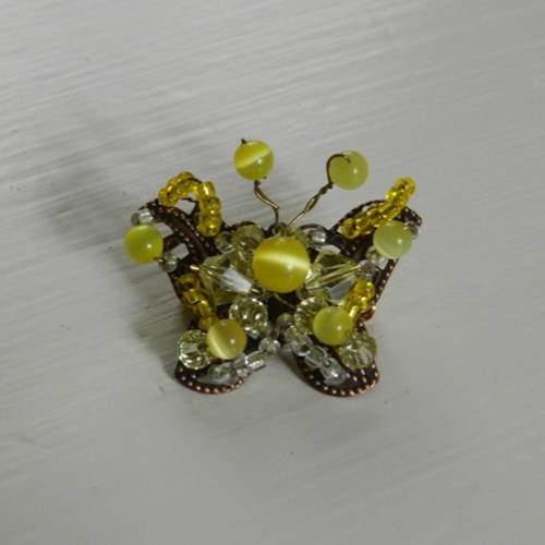 Broche papillon multi-perles support métal jaune 