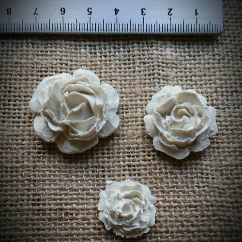 Lot de 3 mini roses en plâtre brut 