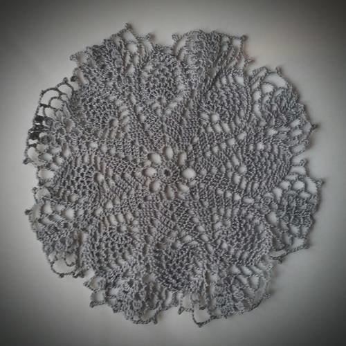 Napperon au crochet (modèle n°6) 21 cm gris