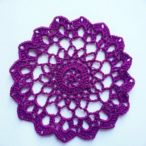 Napperon au crochet (modèle 9) 9,5 cm violet