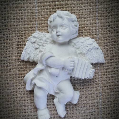 Décoration ange musicien  en plâtre brut 