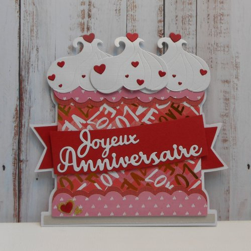 Carte anniversaire en forme de gâteau fond love et coeurs rouges fait main