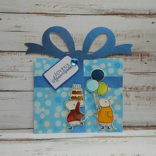 Carte anniversaire en forme de cadeau souris tons bleus fait main