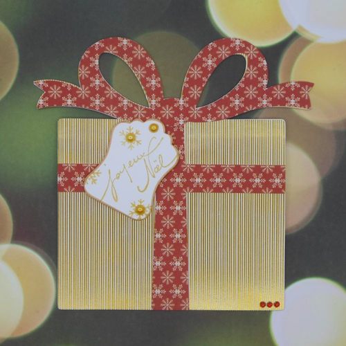Carte de voeux joyeux noël en forme de cadeau noeud rouge pour offrir une carte cadeau fait main