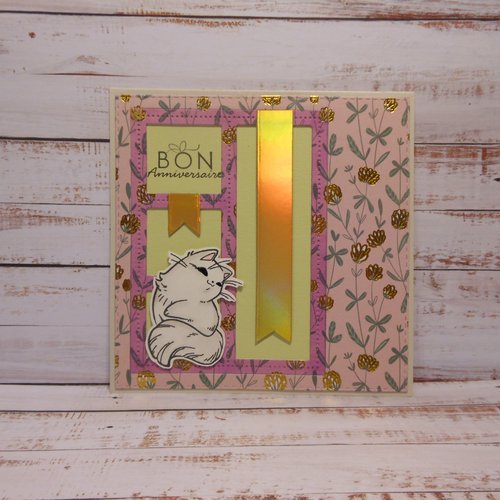 Carte anniversaire chat blanc dans un champs de trèfle or et rose fait main