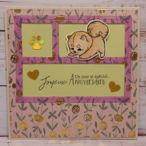Déstockage carte anniversaire chien jouant dans un champs de trèfle rose et or fait main