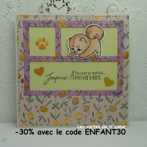 Prix mini : carte anniversaire chien jouant dans un champs de trèfle rose et or fait main