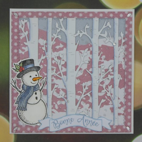 Carte de voeux bonne année bonhomme de neige dans la forêt rose fait main