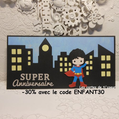 Carte anniversaire 21,5 x 10,5 super héro dans son costume bleu et sa cape rouge fait main