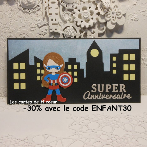 Carte anniversaire 21,5 x 10,5 super héro héroïne fille masquée costume bleu et bouclier étoilé fait main