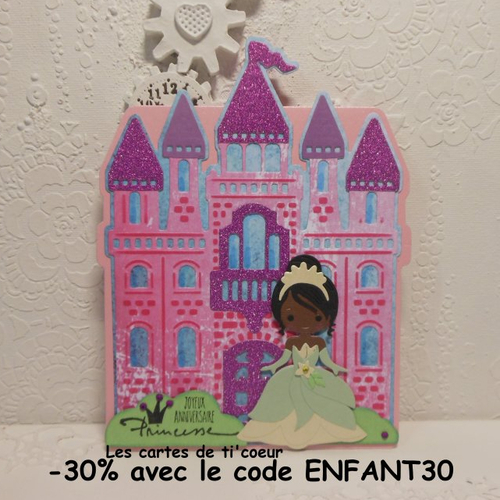 Carte anniversaire princesse en robe verte à jupon pétales de fleurs et son château fait main