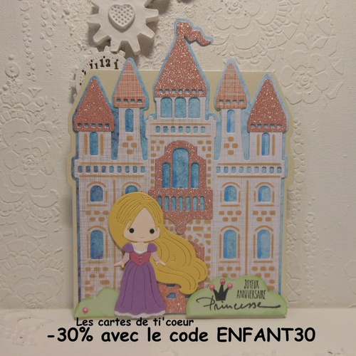 Carte anniversaire princesse aux longs cheveux blonds et son château fait main