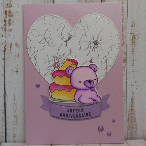 Carte anniversaire ourson au gâteau violet sur fond mauve coeur blanc décoré foil argent enfant fille fait main