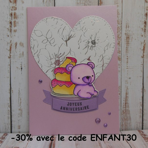 Carte anniversaire ourson au gâteau violet sur fond mauve coeur blanc décoré foil argent enfant fille fait main