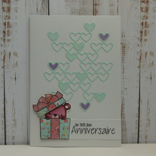 Carte anniversaire ourson dans un cadeau blanc coeur bleu et mauve violet fait main