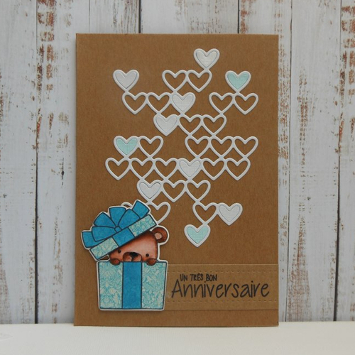 Carte anniversaire ourson dans un cadeau kraft coeur blanc et bleu fait main