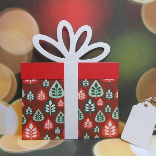 Pochette cadeau de noël pour carte cadeau sapin stylisés rouge et vert fond rouge fait main