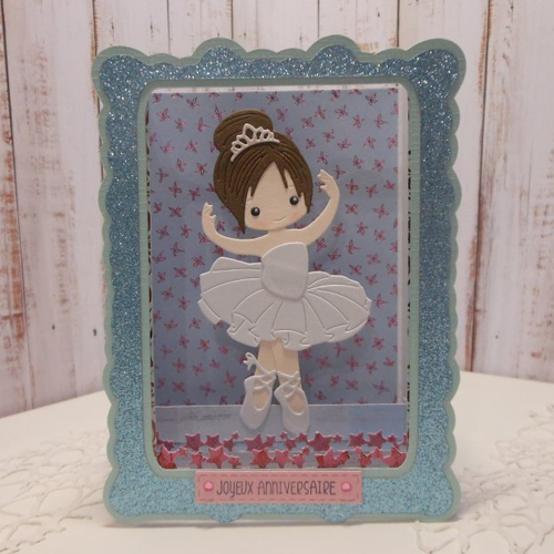 Carte anniversaire pop-up 3d danseuse classique ballerine dans une boîte tutu blanc fond et cadre bleu fait main