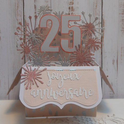 Carte anniversaire pop up boîte 25 ans feux d'artifice rose pêche et motifs holographiques 3d fait main