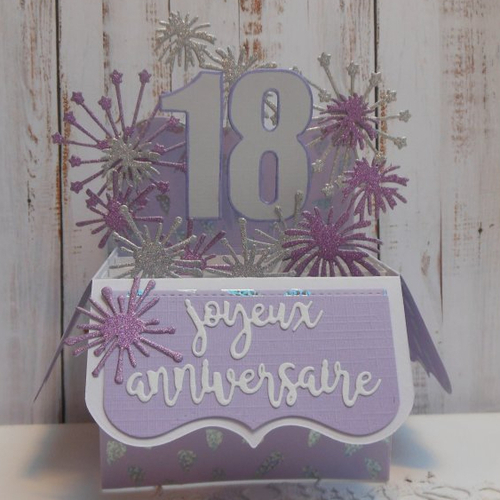 Carte anniversaire pop up boîte 18 ans feux d'artifice lavande violet et motifs holographiques 3d fait main