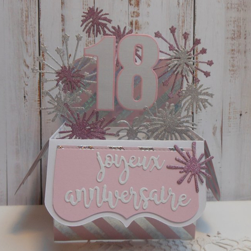 Carte anniversaire pop up boîte 18 ans feux d'artifice rose et rayures holographiques 3d fait main