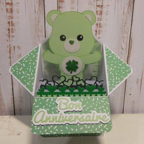 Carte anniversaire pop-up boîte 3d ourson vert et trèfle enfant fait main