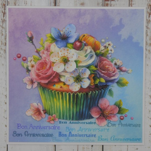 Carte anniversaire 15 x 15 cupcake fleuri fond bleu mauve violet fait main
