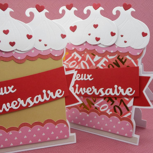 Carte anniversaire en forme de gâteau fond love et coeurs rouges fait main