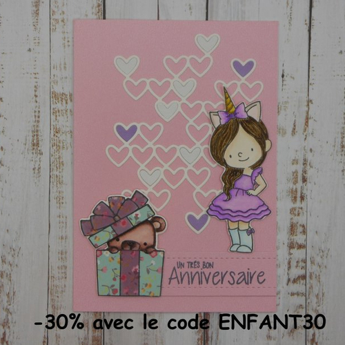 Carte anniversaire ourson dans un cadeau et fillette rose coeur blanc et mauve violet fait main