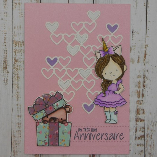 Carte anniversaire ourson dans un cadeau et fillette rose coeur blanc et mauve violet fait main
