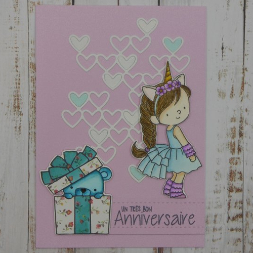 Carte anniversaire ourson dans un cadeau mauve et fillette coeur blanc et bleu fait main