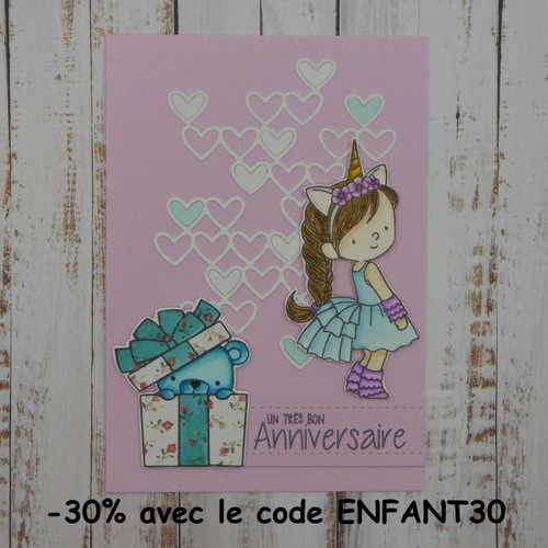 Carte anniversaire ourson dans un cadeau mauve et fillette coeur blanc et bleu fait main