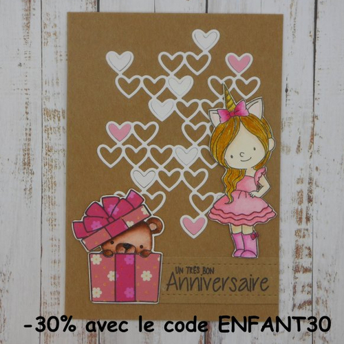 Carte anniversaire ourson dans un cadeau et fillette kraft coeur blanc et bleu fait main