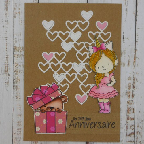 Carte anniversaire ourson dans un cadeau et fillette kraft coeur blanc et bleu fait main