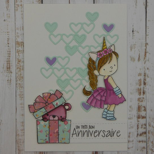 Carte anniversaire ourson dans un cadeau et fillette blanc coeur bleu et mauve violet fait main