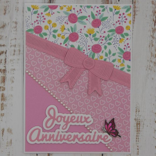 Carte anniversaire tons de rose fleuri coeurs et noeud papillon et perles fait main